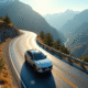 SUV hybride sur route de montagne en drone