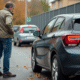 Homme inspectant une voiture d'occasion en automne