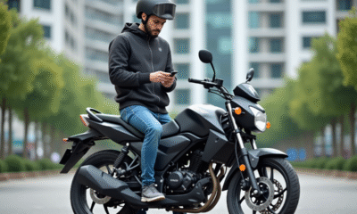 Jeune homme regardant une moto 125cc en ville