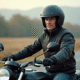 Motard homme en balade sur route rurale calme