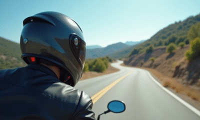 Motocycliste casque intégral en mouvement sur route panoramique