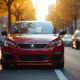 Peugeot 308 2021 stationnee en ville en plein soleil