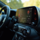 Tableau de bord de Renault Clio 4 en plein jour