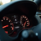 Tableau de bord de voiture avec voyant ASR allumé en plein jour