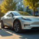 Voiture électrique en charge dans une station urbaine usée
