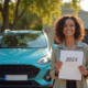 Voiture française garée dans une allée avec conducteur souriant tenant des papiers 2025